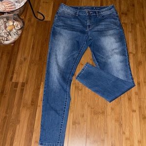 Jennifer Lopez skinny stretch jeans